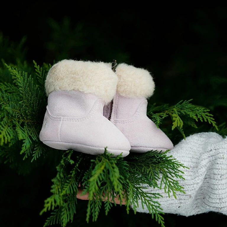 Les chaussons en cuir pour bébé : confort et style au rendez-vous